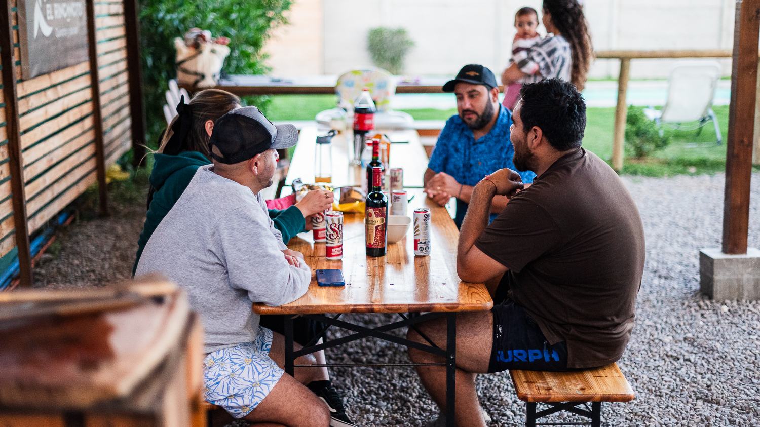 Grupo compartiendo en el quincho de El Rinconcito