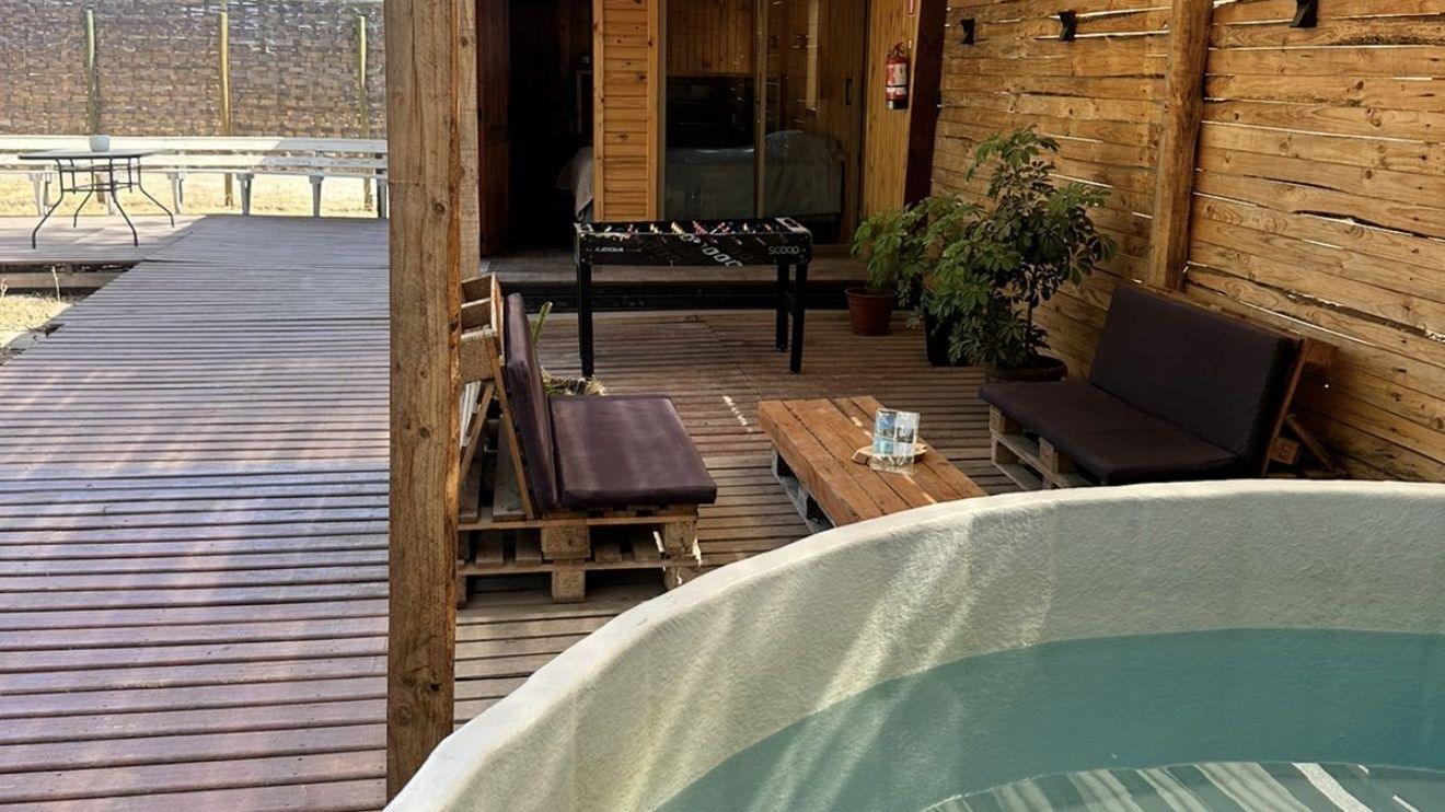 Terraza de la cabaña con tinaja privada
